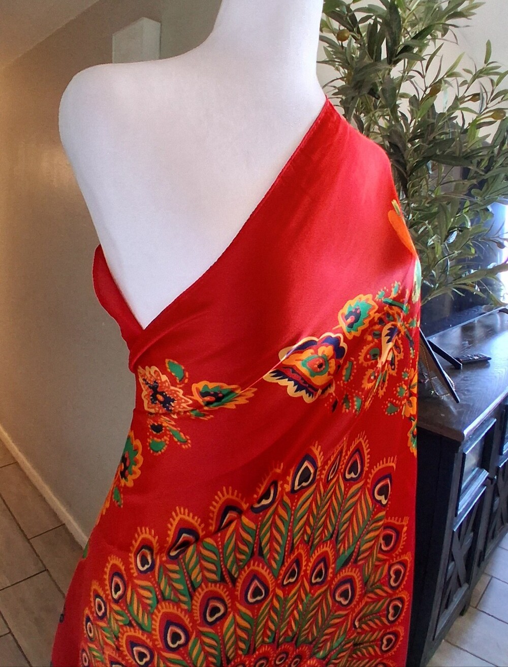 Si Na Yu Scarf 100%Silk Peacock Pailey Satin Red Artsy Indian Hawaiian Elegan - Picture 2 of 14